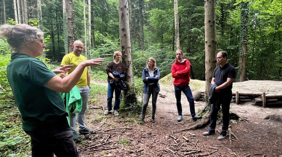 Eine Gruppe von sechts Menschen steht in einem Kreis im Wald. Von links: Försterin Irmgard Weishaupt, Volker Kromrey, Pascal Solbach (beide Bodensee-Stiftung), Franziska Schlemmer (Hochschule für Forstwirtschaft Rottenburg), Andreas Ziermann (Bodensee-Stiftung) und Prof. Dr. Alexander Mäder (Hochschule der Medien Stuttgart).