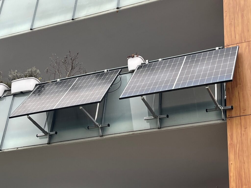 Zusehen sind zwei Balkon-PV-Anlagen.