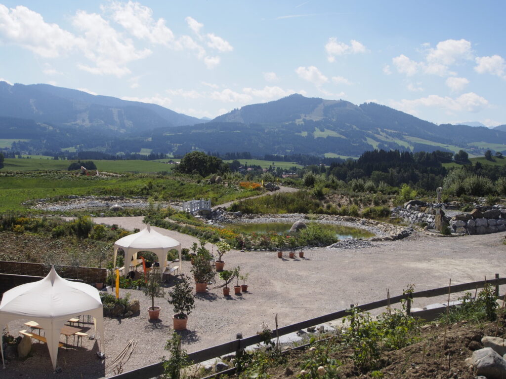 Blick von oben auf ein naturnah gestaltes Firmengelände im Voralpenland