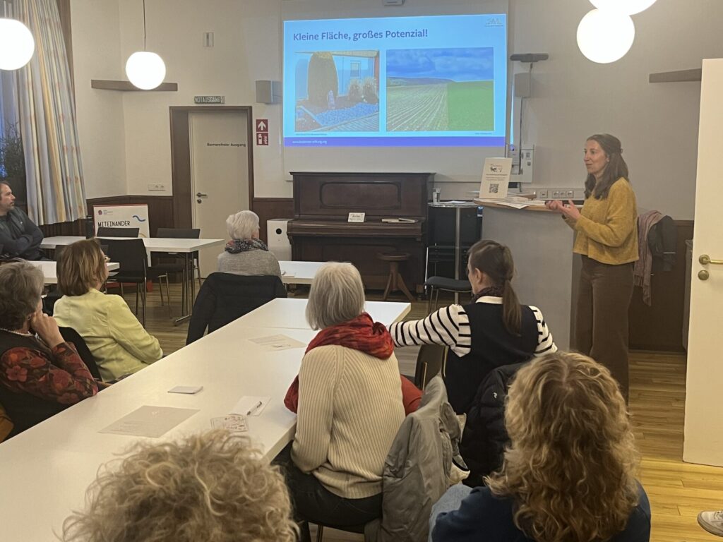 Zusehen ist Saskia Wolf vor ihren Präsentationsfolien.